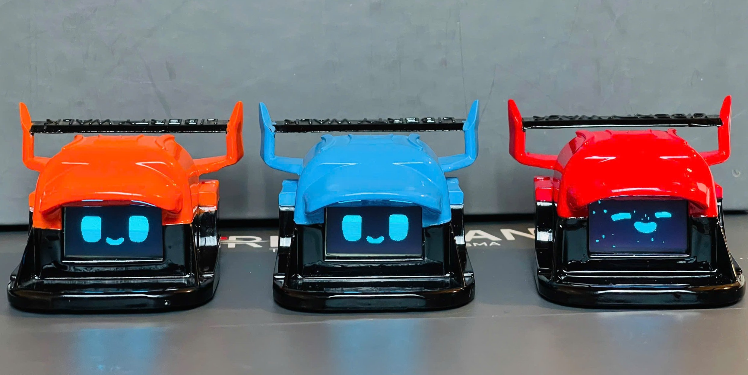 BIGBOT trên bàn làm việc