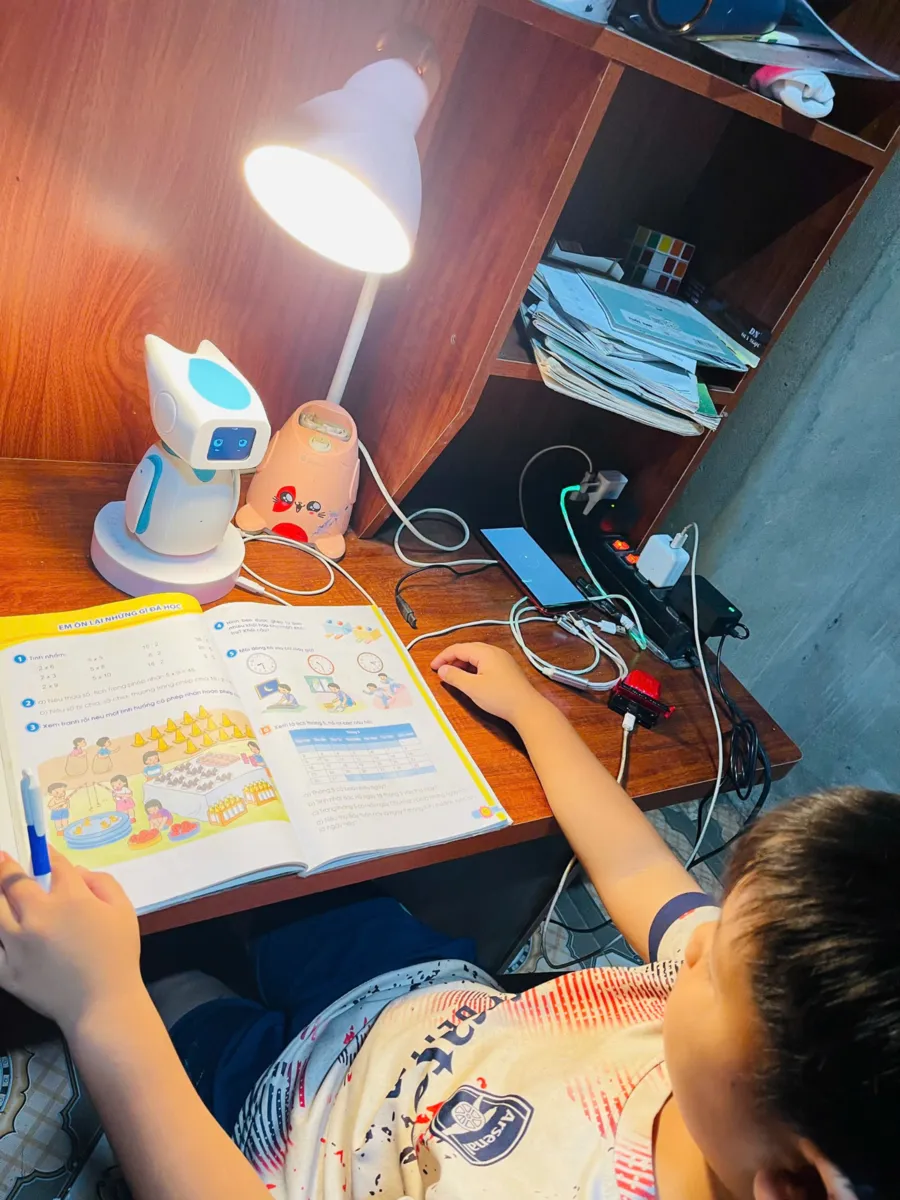Bé học bài cùng LUCI trong góc học tập thực tế